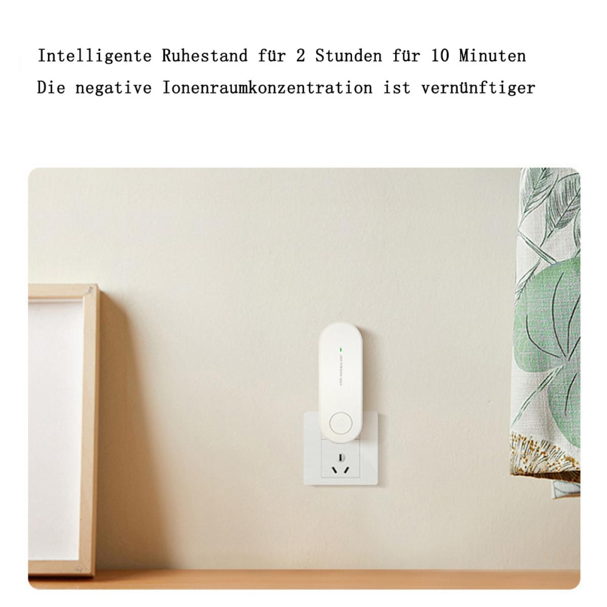 Ein Luftreiniger, der in eine Steckdose gesteckt ist. Text über dem Reiniger auf Deutsch. Beige Wand und ein Vorhang sichtbar.
