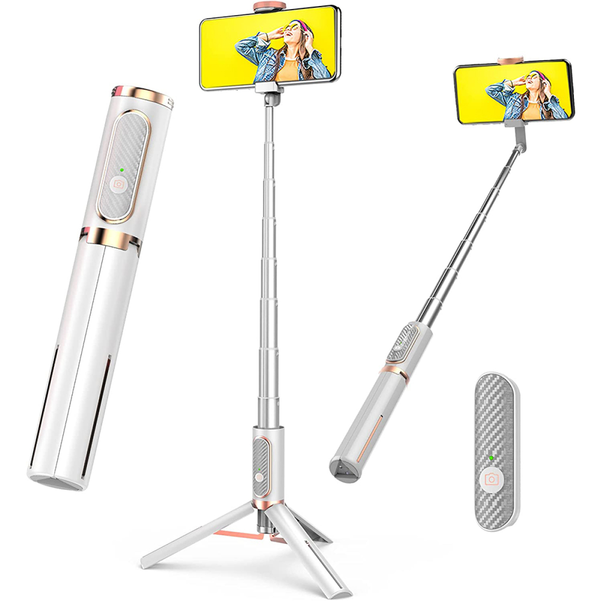 Drei Selfie-Sticks, einer geschlossen, einer ausgezogen und einer abgewinkelt. Eine Fernbedienung liegt daneben.