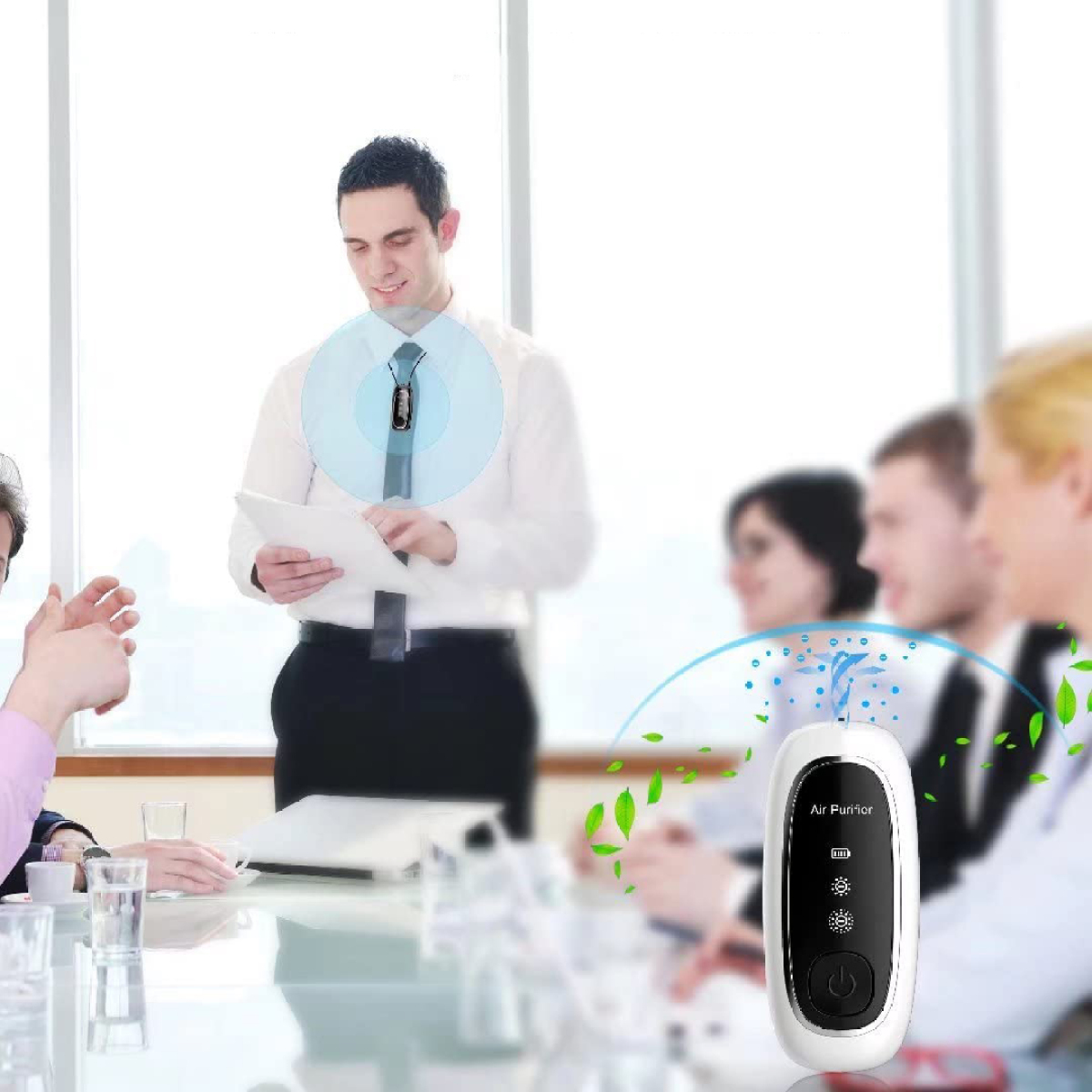 Ein Mann hält eine Präsentation, ein Luftreiniger steht vor dem Publikum auf dem Tisch.