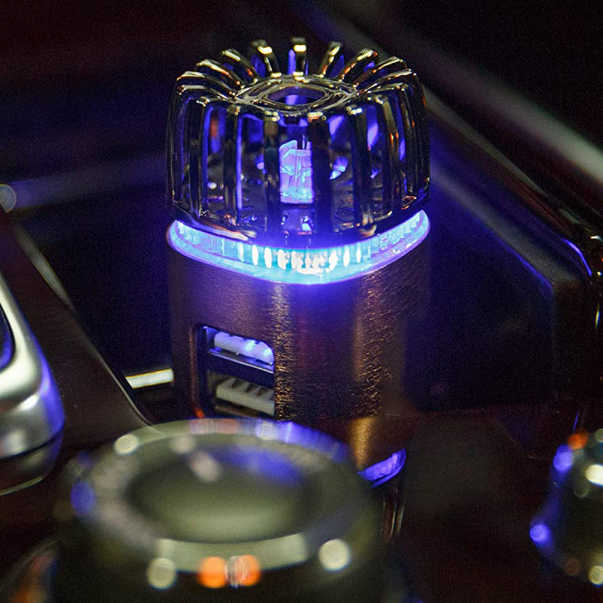 Auto-Lufterfrischer mit blauem Licht und USB-Anschlüssen.