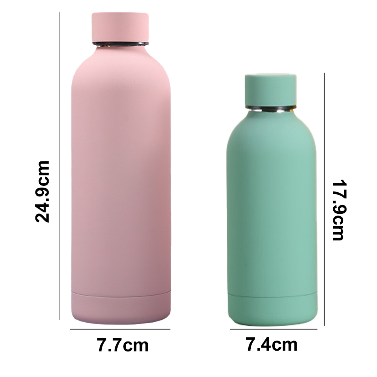 Zwei isolierte Flaschen. Rosa 24,9 cm hoch, 7,7 cm breit. Grün 17,9 cm hoch, 7,4 cm breit.