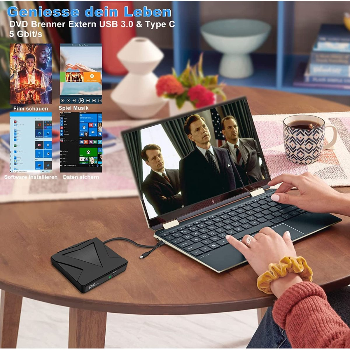 Frau benutzt Laptop mit DVD-Player auf Holztisch. Filmszenen sind sichtbar.