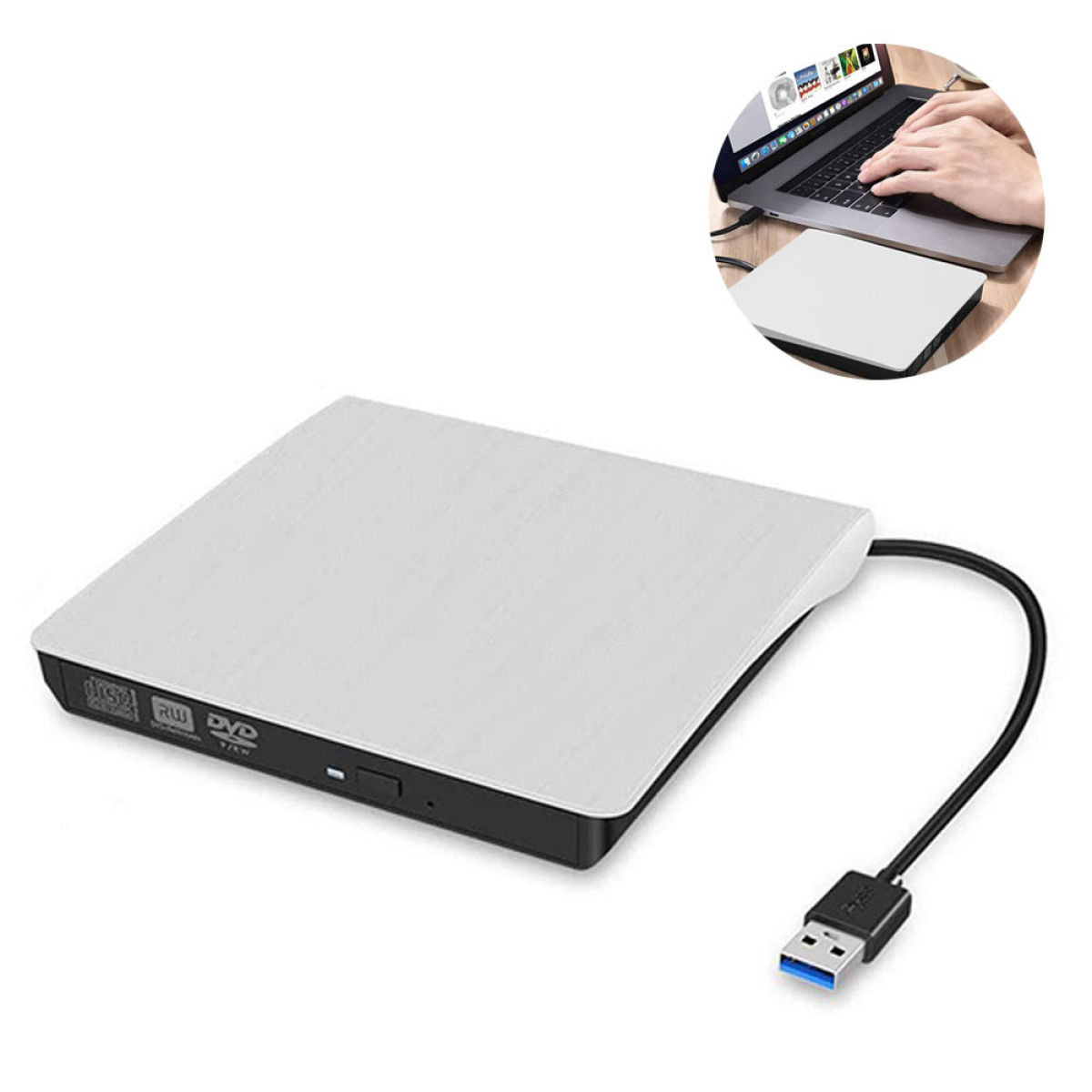 Weißes externes DVD-Laufwerk mit USB-Kabel, Laptop im Hintergrund.