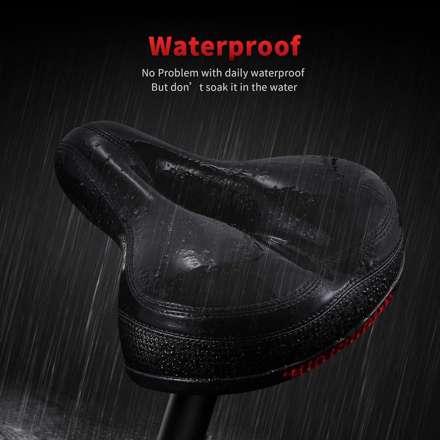 Schwarzer Fahrradsattel mit rotem Akzent, nass vom Regen. Wasserdicht-Text, dunkler Hintergrund.