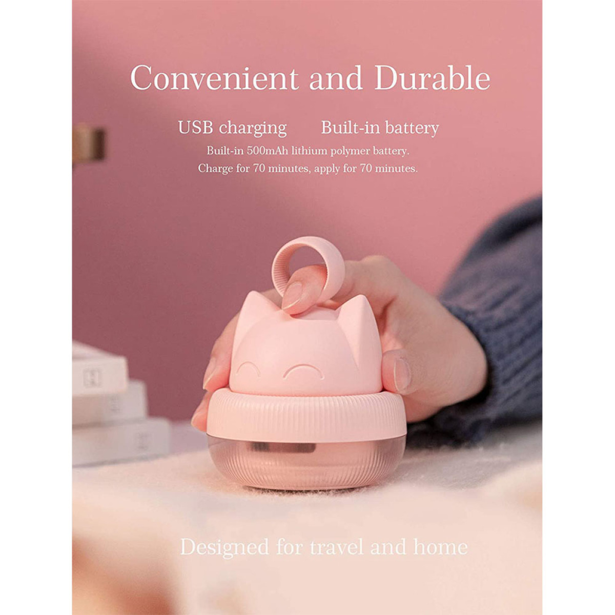 Ein rosa katzenförmiger Fusselentferner mit einer Hand, die ihn benutzt, mit Text über Laden und Akkulaufzeit.