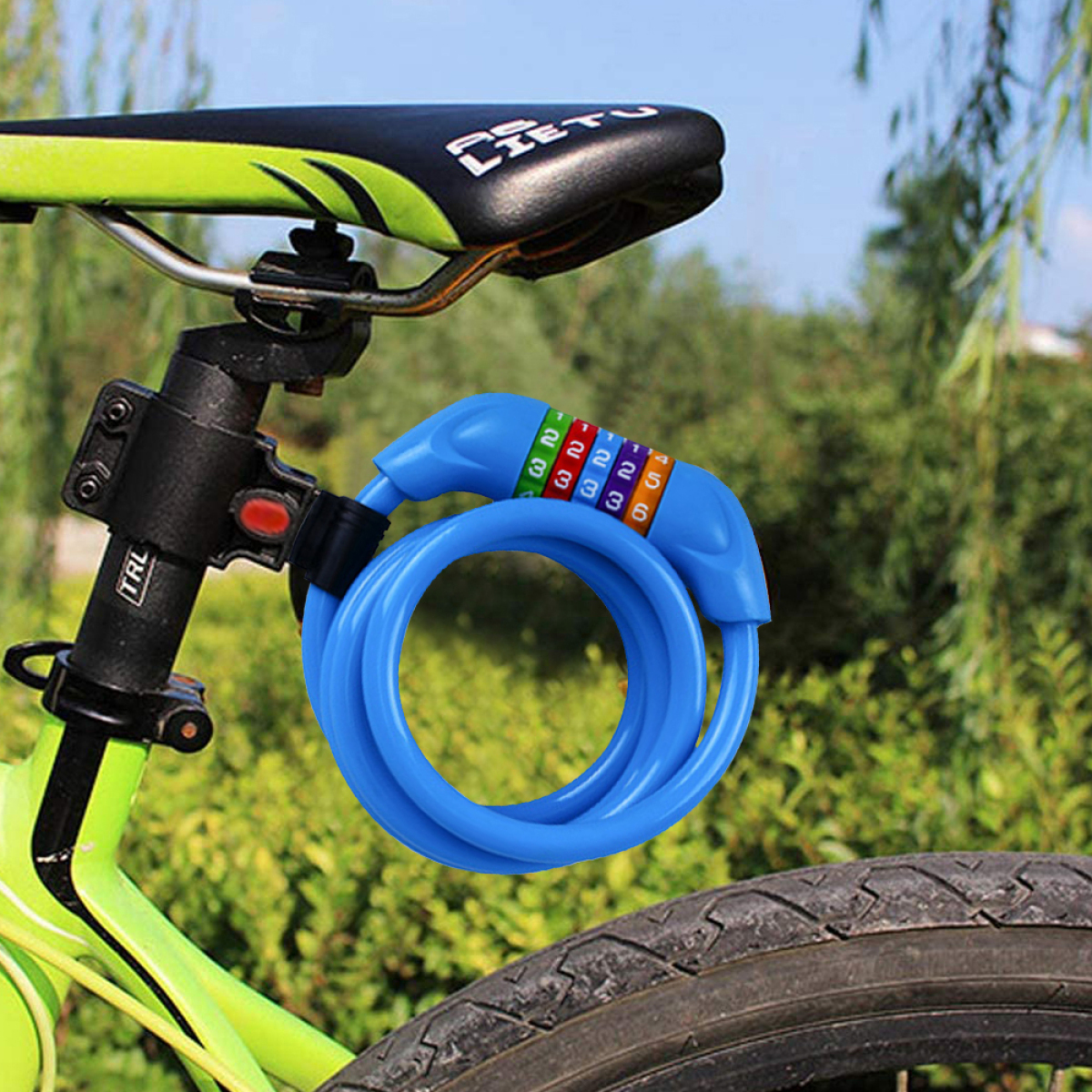 Blaues Fahrradschloss mit Zahlenkombination. An einer Fahrradsattelstütze befestigt, im grünen Gras.