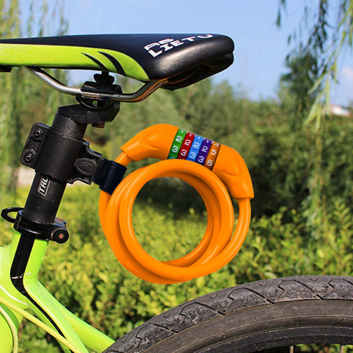Oranges Fahrradschloss mit Zahlenschloss, um einen Fahrradrahmen gewickelt, auf grünem Hintergrund.