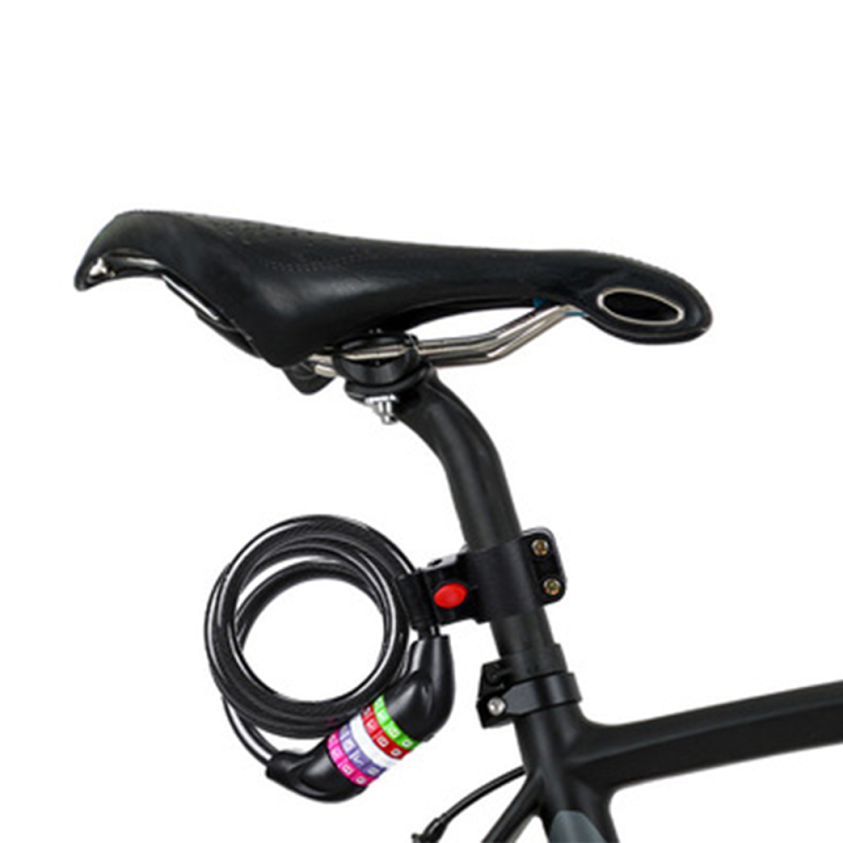 Schwarzer Fahrradsattel und -stütze mit einem Zahlenschloss und Kabel befestigt. Weißer Hintergrund.