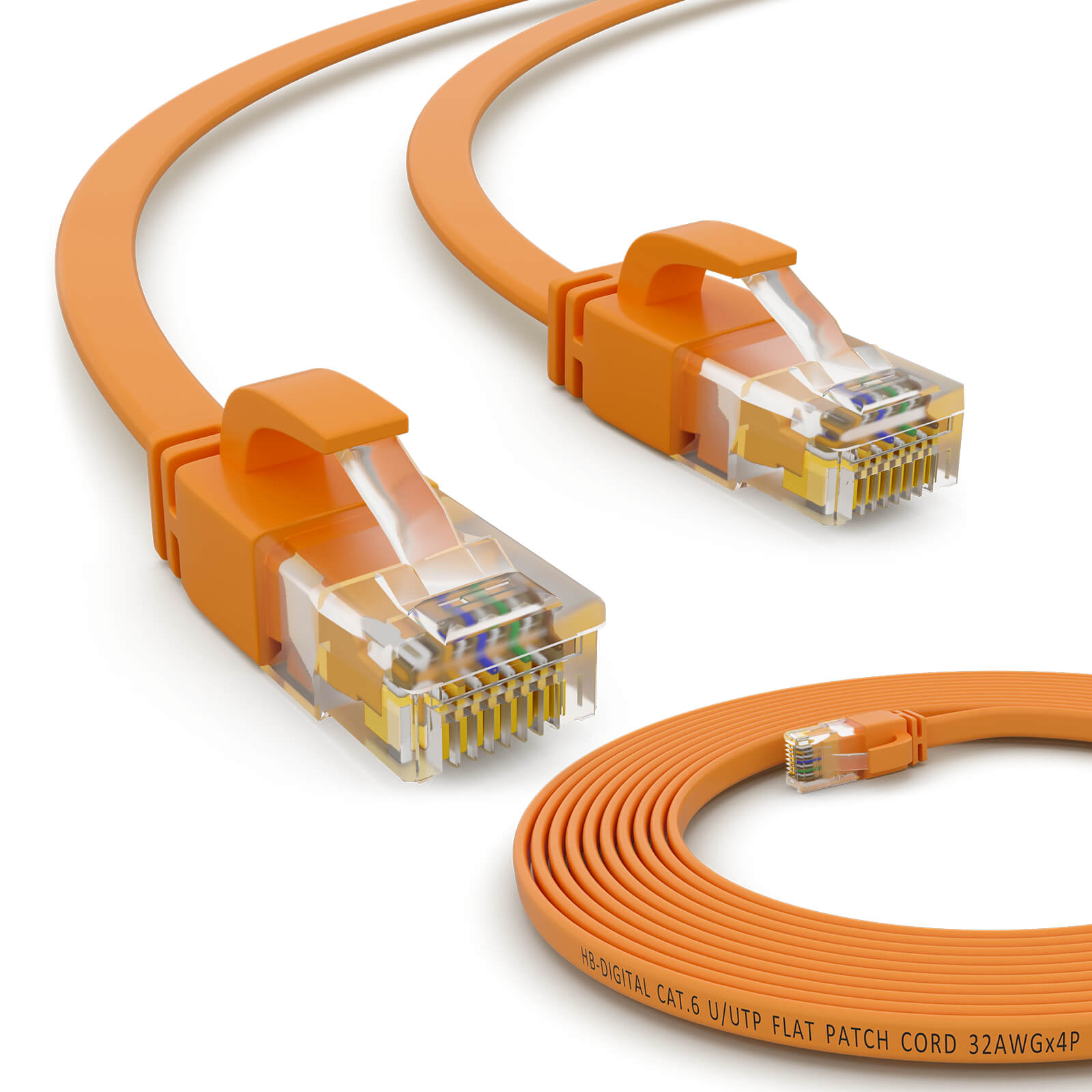 Zwei orangefarbene Netzwerkkabel mit Steckern und ein aufgerolltes Kabel. Weißer Hintergrund.