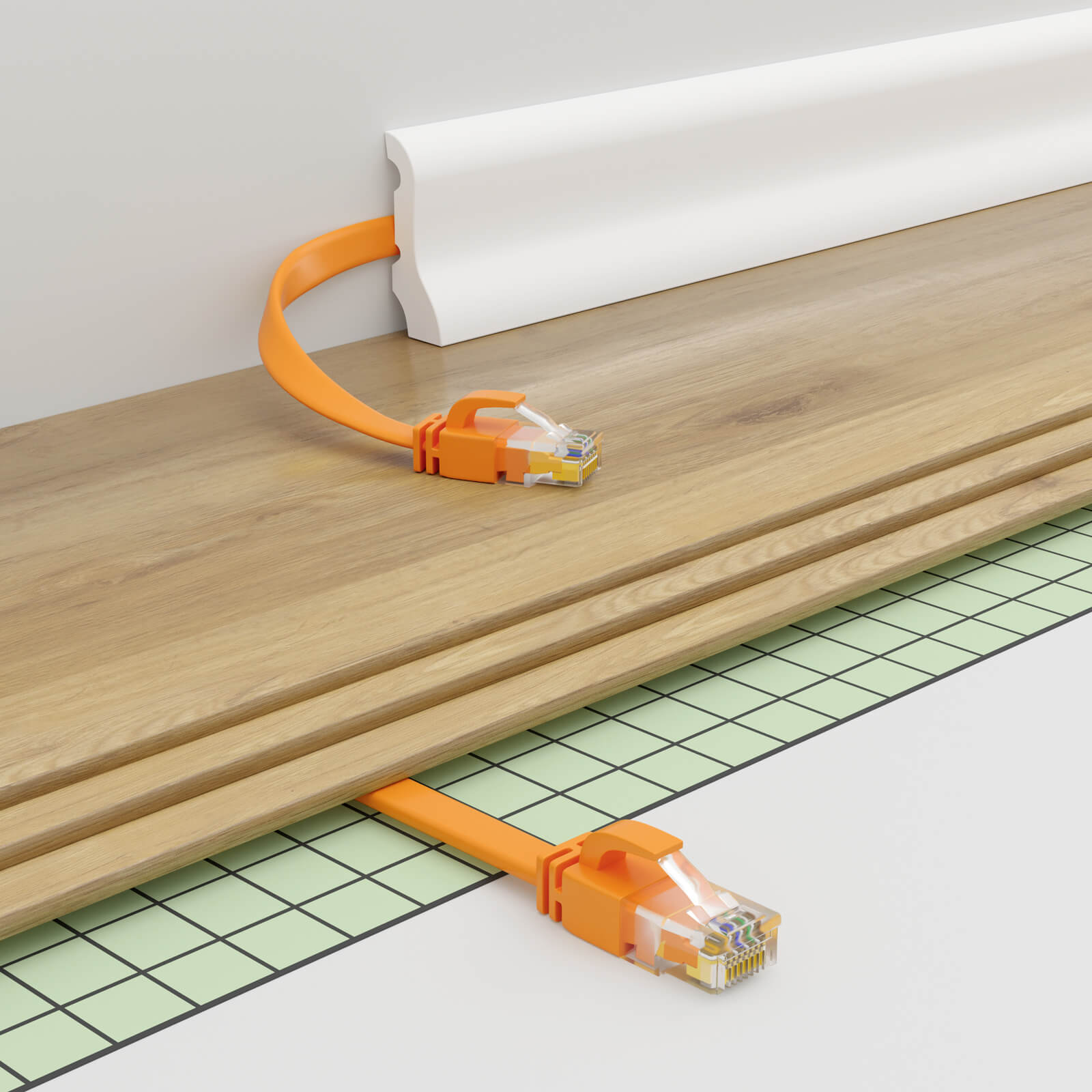 Oranges Netzwerkkabel verläuft entlang eines Holzbodens und einer weißen Fußleiste mit sichtbaren Steckern.