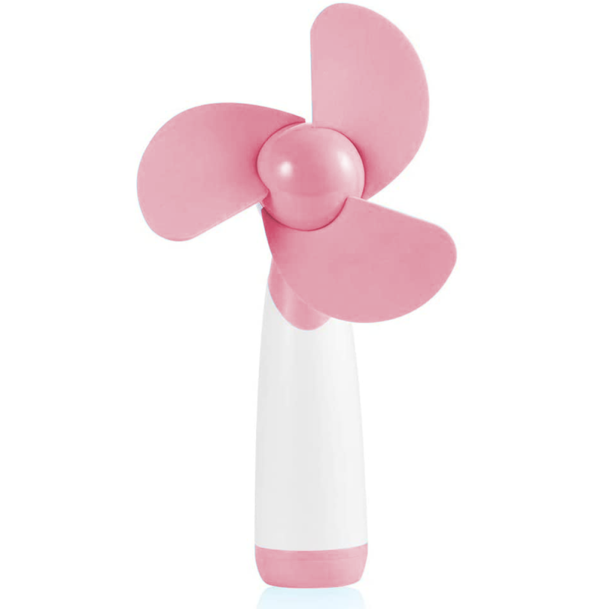 Ein rosa-weißer Handventilator mit drei Flügeln. Der Ventilator ist auf weißem Hintergrund.