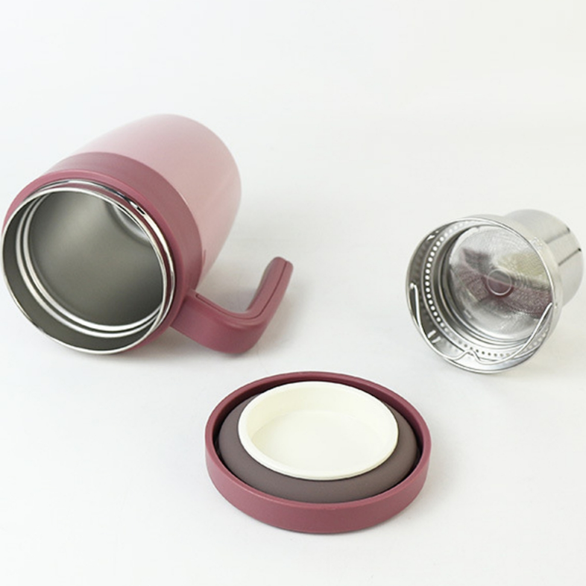 Zerlegter Reisebecher mit rosa Außen, Edelstahl-Innen und Deckel.