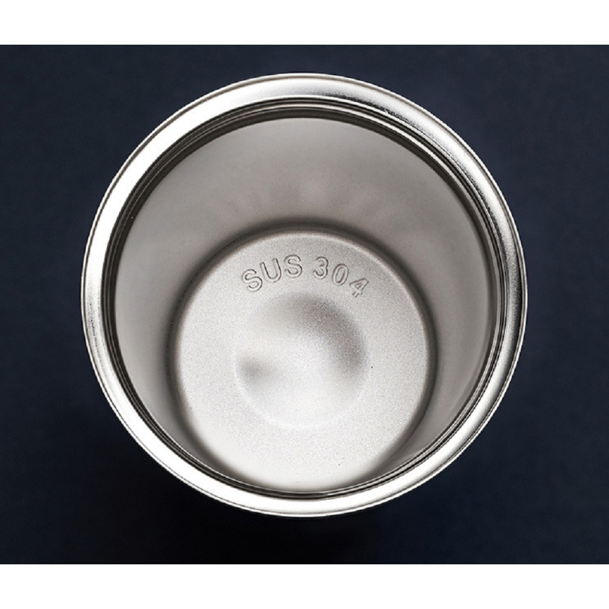 Ein silberner Edelstahlbecher mit dem Text 'SUS 304' in der Mitte des Bodens.