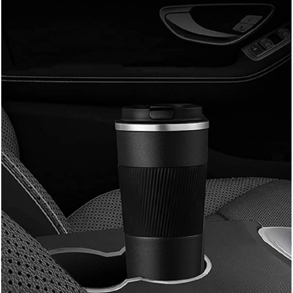 Schwarzer isolierter Reisebecher in einem Getränkehalter im Auto. Innenraum des Autos sichtbar.