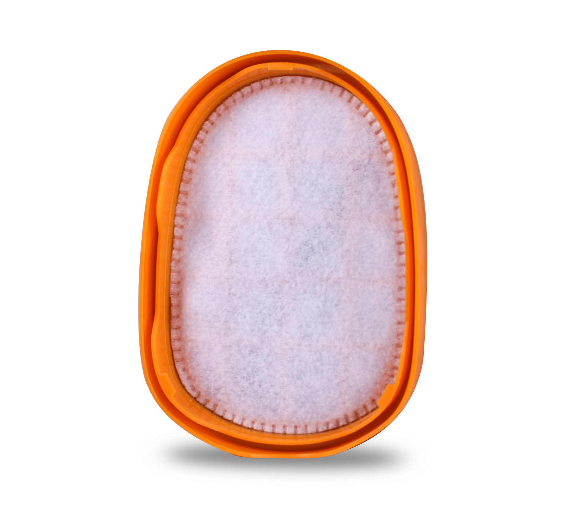 Ovaler Luftfilter mit orangefarbenem Rahmen und weißem Filtermaterial im Inneren, vor weißem Hintergrund.