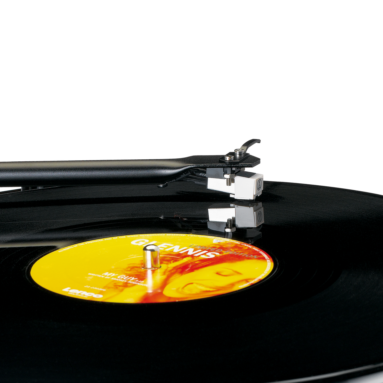 Plattenspieler mit spielender Schallplatte. Nahaufnahme der Nadel auf Vinyl-Schallplatte mit gelbem Etikett.