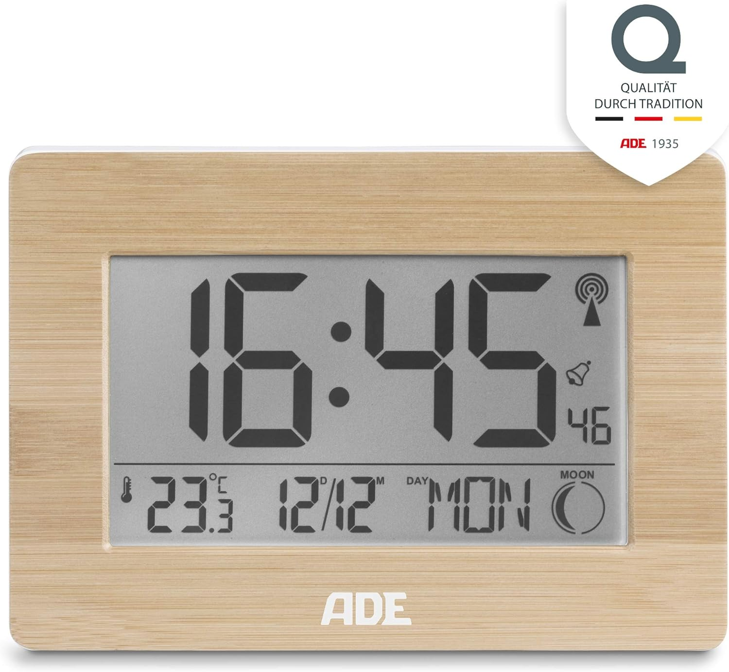 Digitaluhr mit Holzrahmen, zeigt 16:45. Zeigt Datum, Tag und Temperatur an. Weißer Hintergrund.