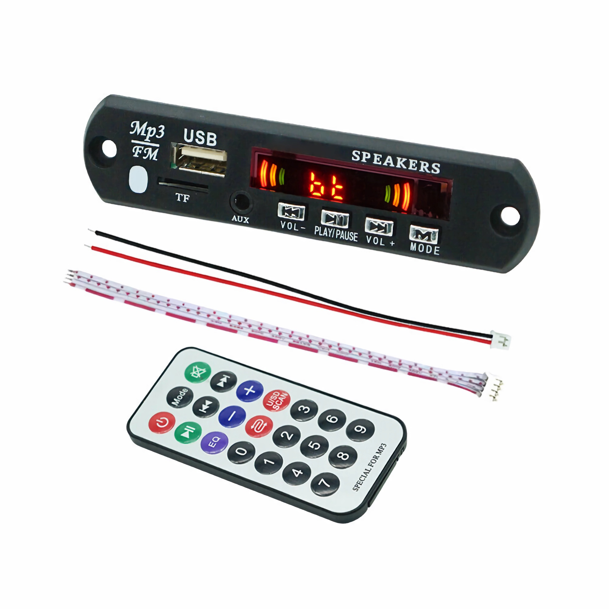 Ein schwarzer MP3-Player mit Display, Knöpfen und Fernbedienung. Kabel und USB-Anschluss sichtbar.