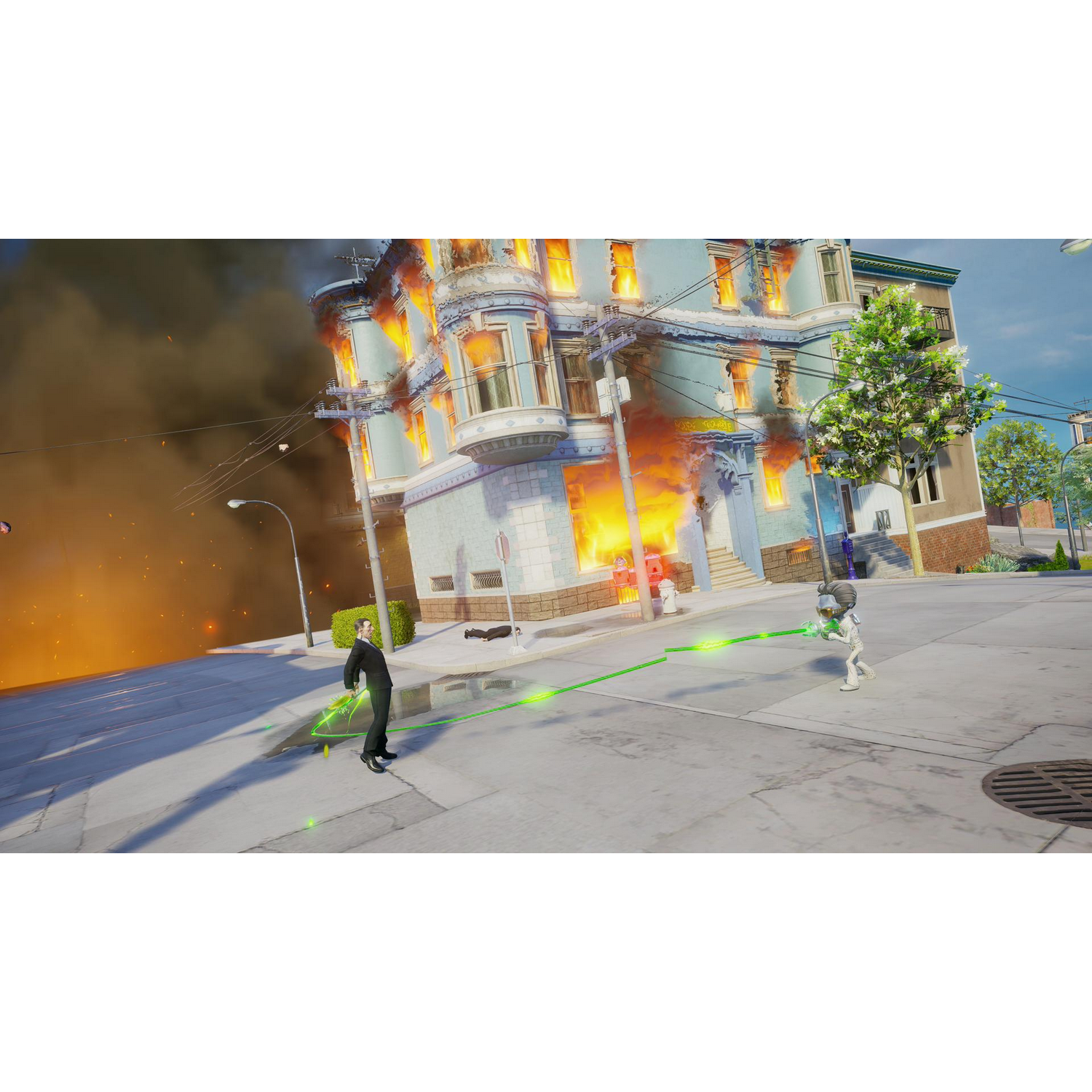 Scena ulicy miejskiej z płonącym budynkiem i dwiema walczącymi postaciami.