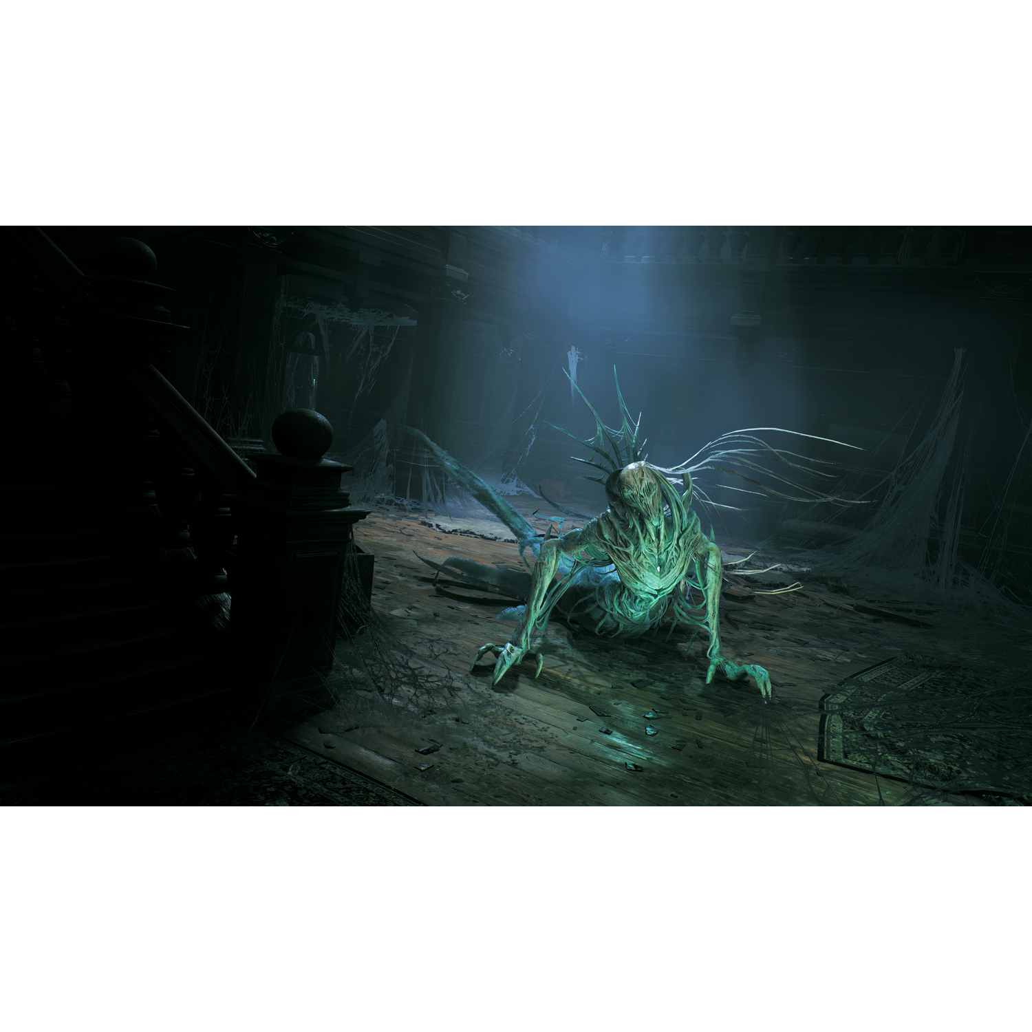 Upiorne stworzenie pełzające po drewnianej podłodze w słabo oświetlonym pokoju z pajęczynami i schodami.