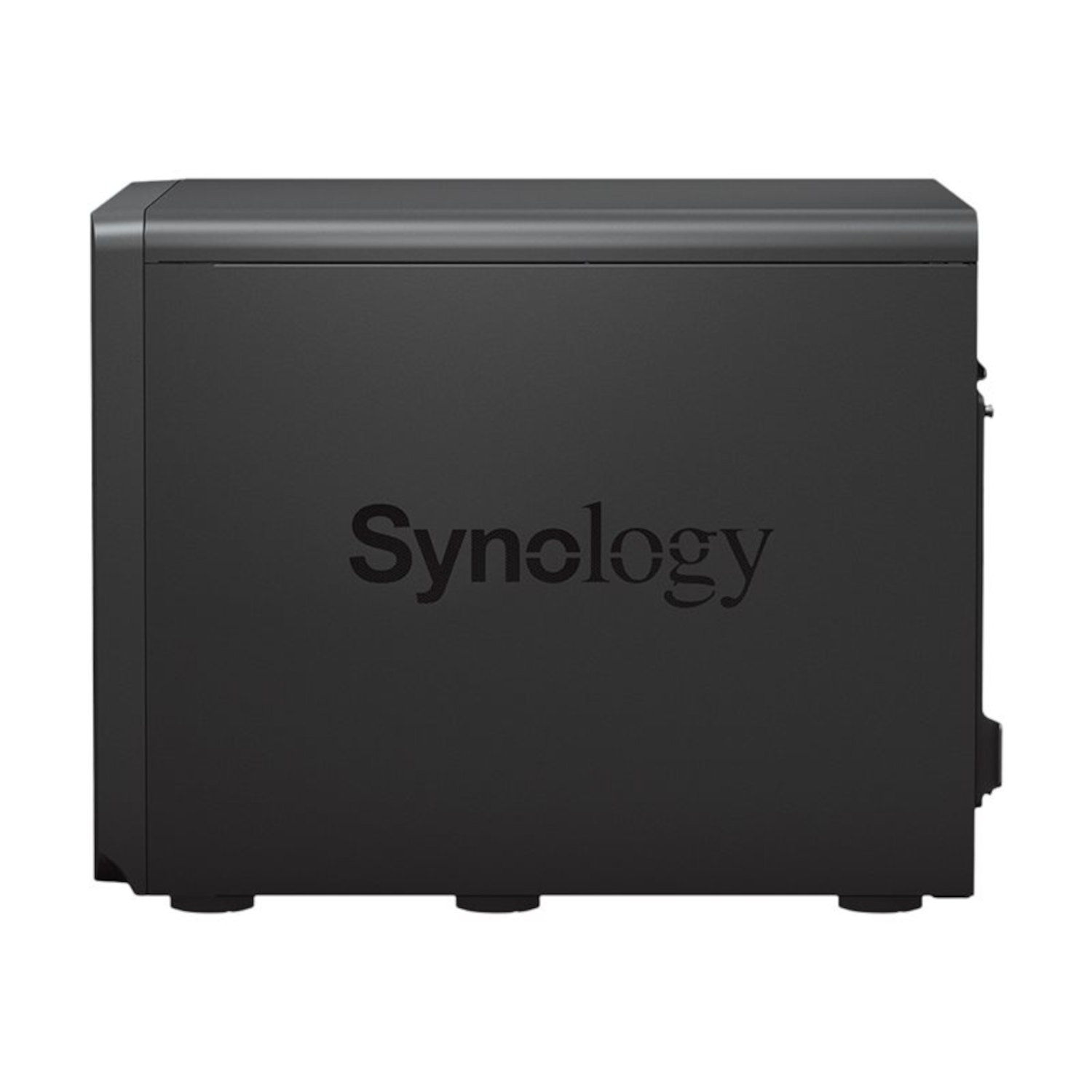 Serveur NAS Synology noir. Le logo Synology est sur le devant.
