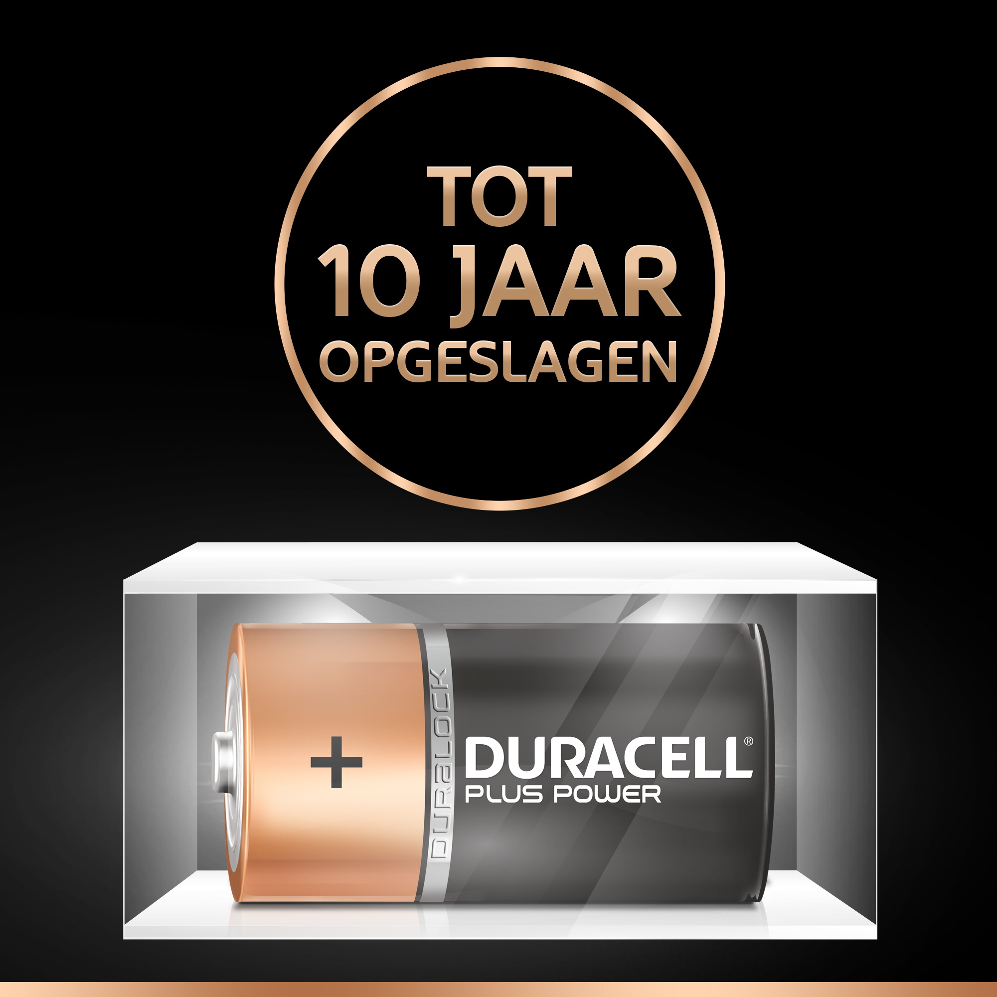 Eine Duracell-Batterie in einem weißen Schaukasten mit Text: TOT 10 JAAR OPGESLAGEN (gelagert).