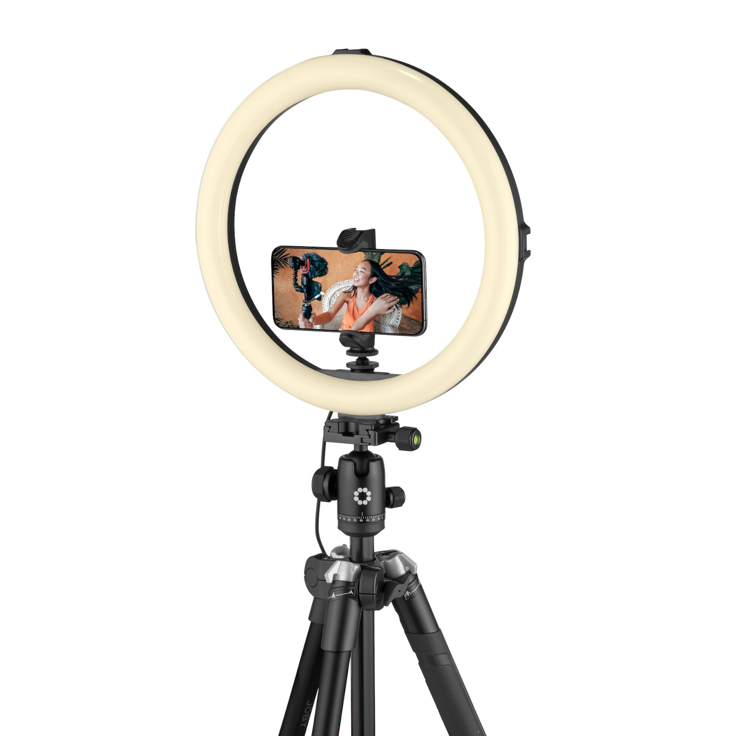 Une lampe annulaire avec un téléphone et une personne sur l'écran, montée sur un trépied.