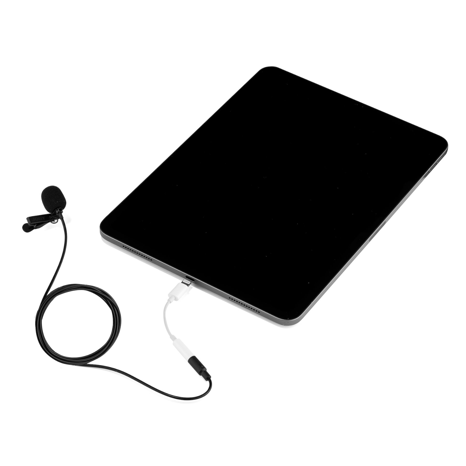 Un iPad negro conectado a un micrófono pequeño a través de un cable blanco.