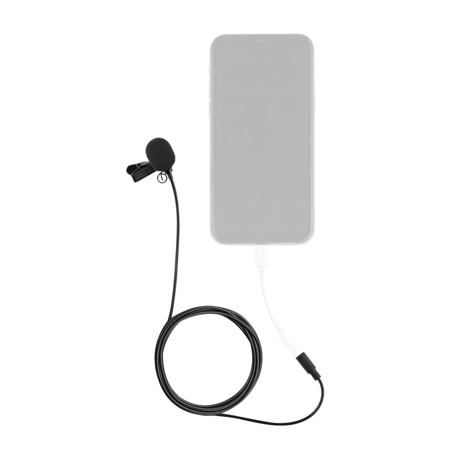 Micrófono de solapa negro sujeto a una camisa negra, con un cable y un teléfono.