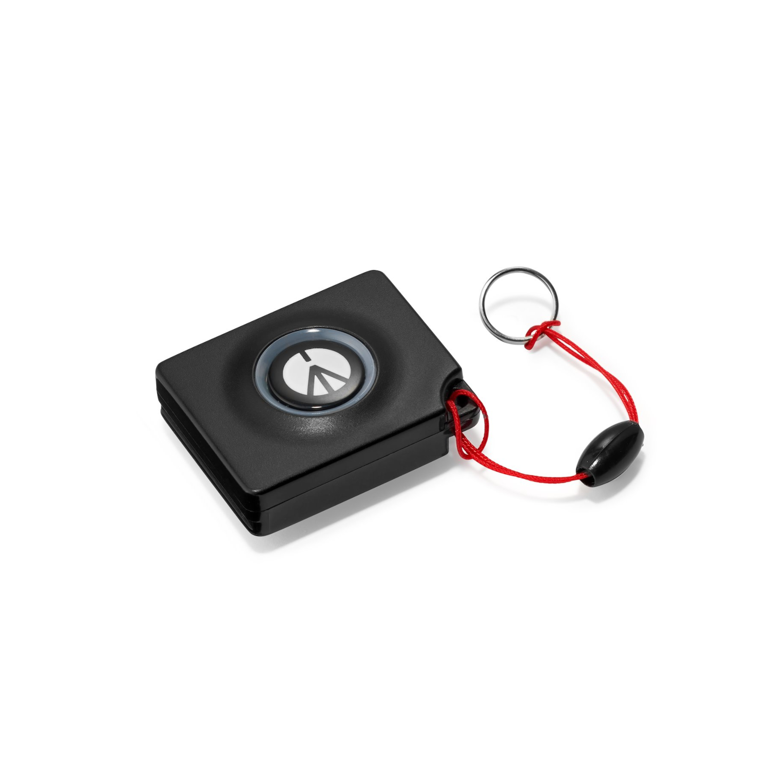 Czarny kwadratowy przedmiot z czerwoną sznurkiem i breloczkiem na białym tle.