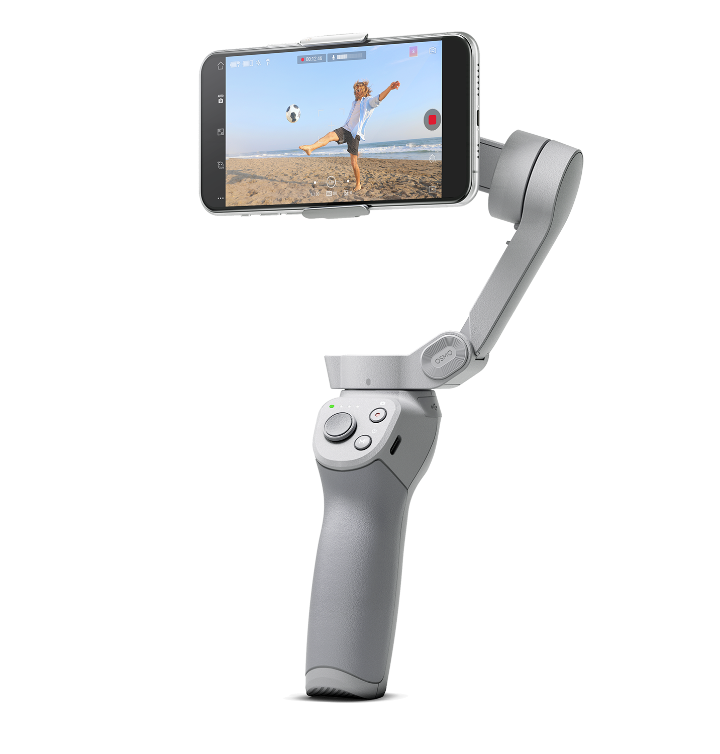 Ein Telefon auf einem Gimbal nimmt einen Mann beim Fußballspielen am Strand auf.