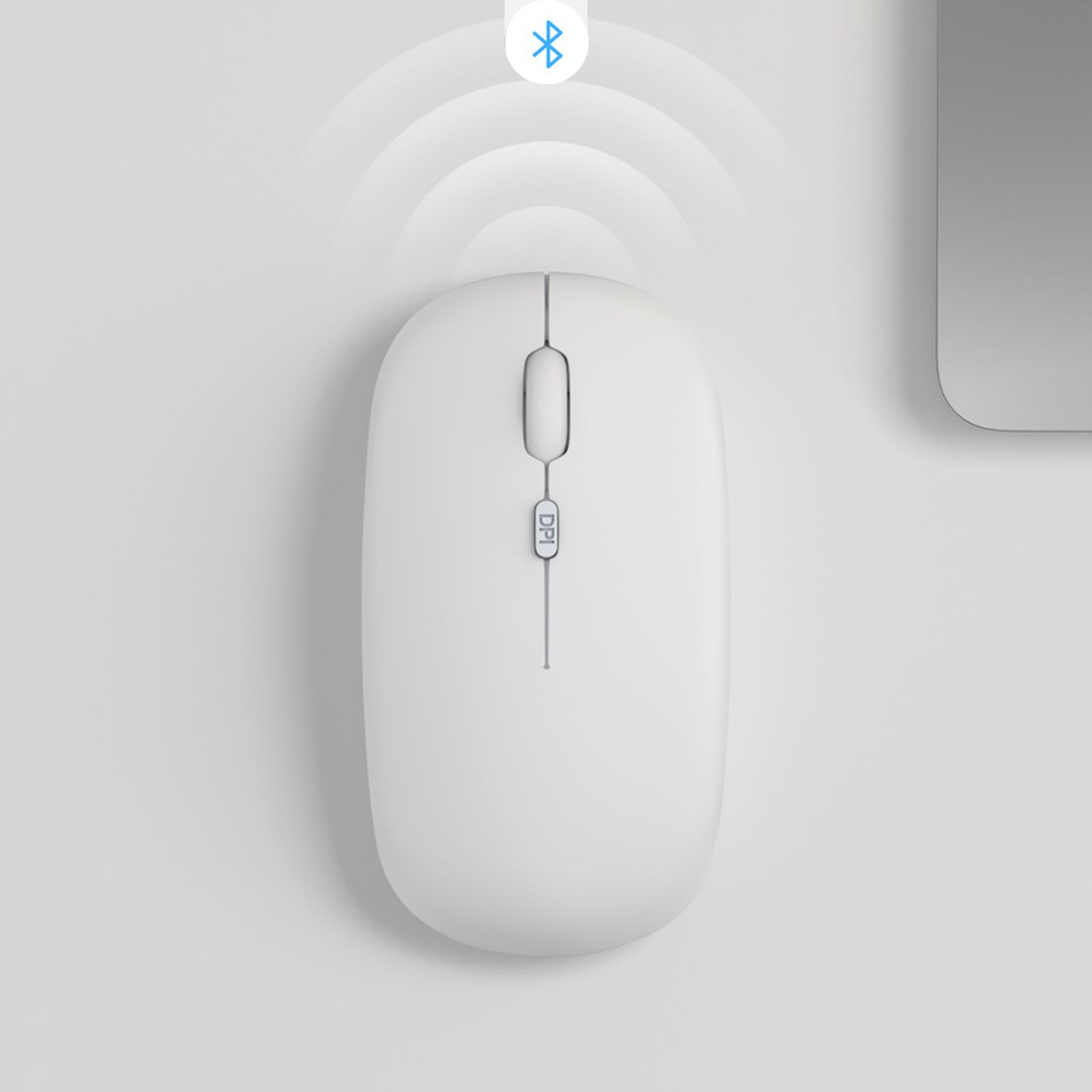 Weiße Maus mit DPI-Taste. Bluetooth-Symbol darüber. Weiße Oberfläche.