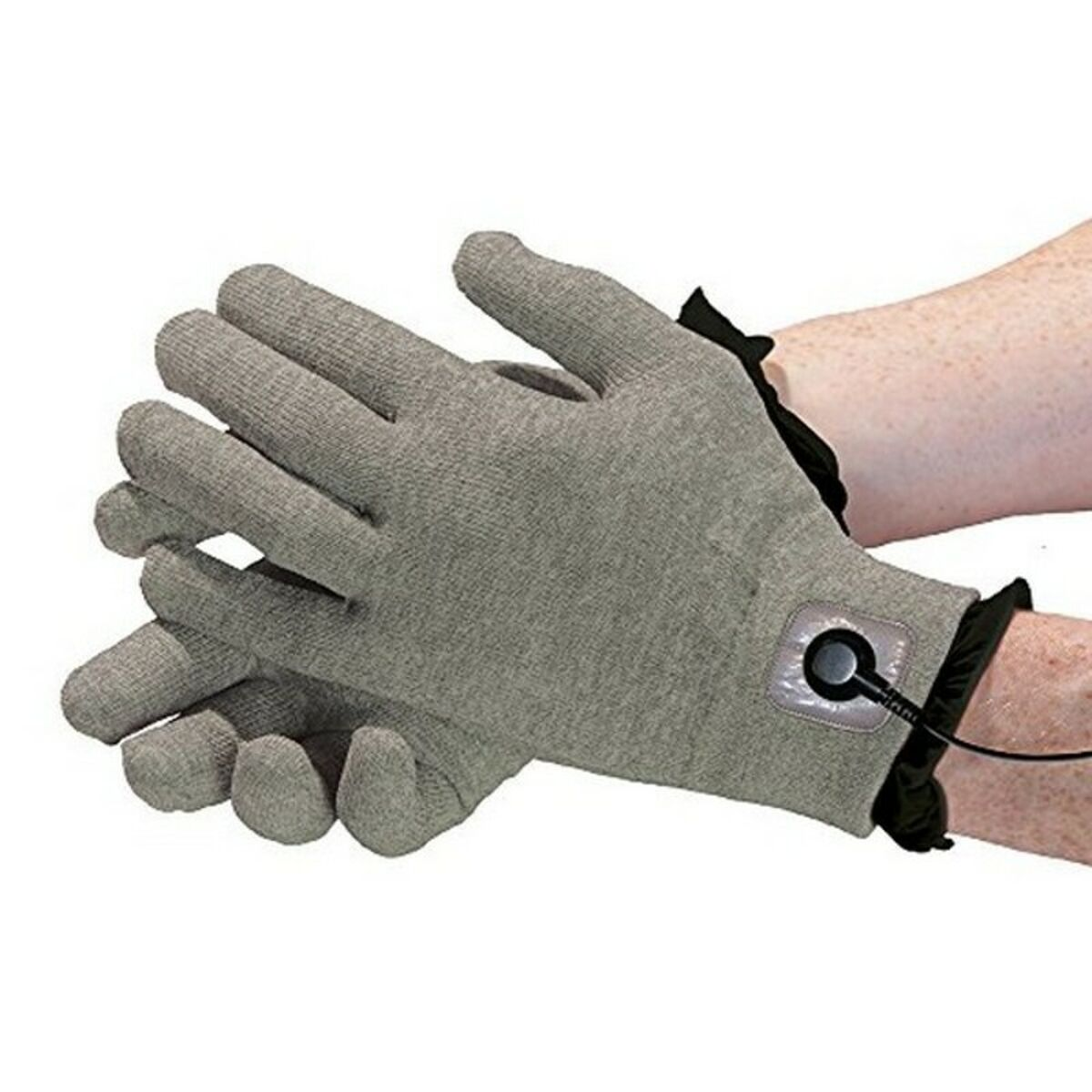 Guantes grises con ribete negro, cables y punto de conexión. Usados por una persona.