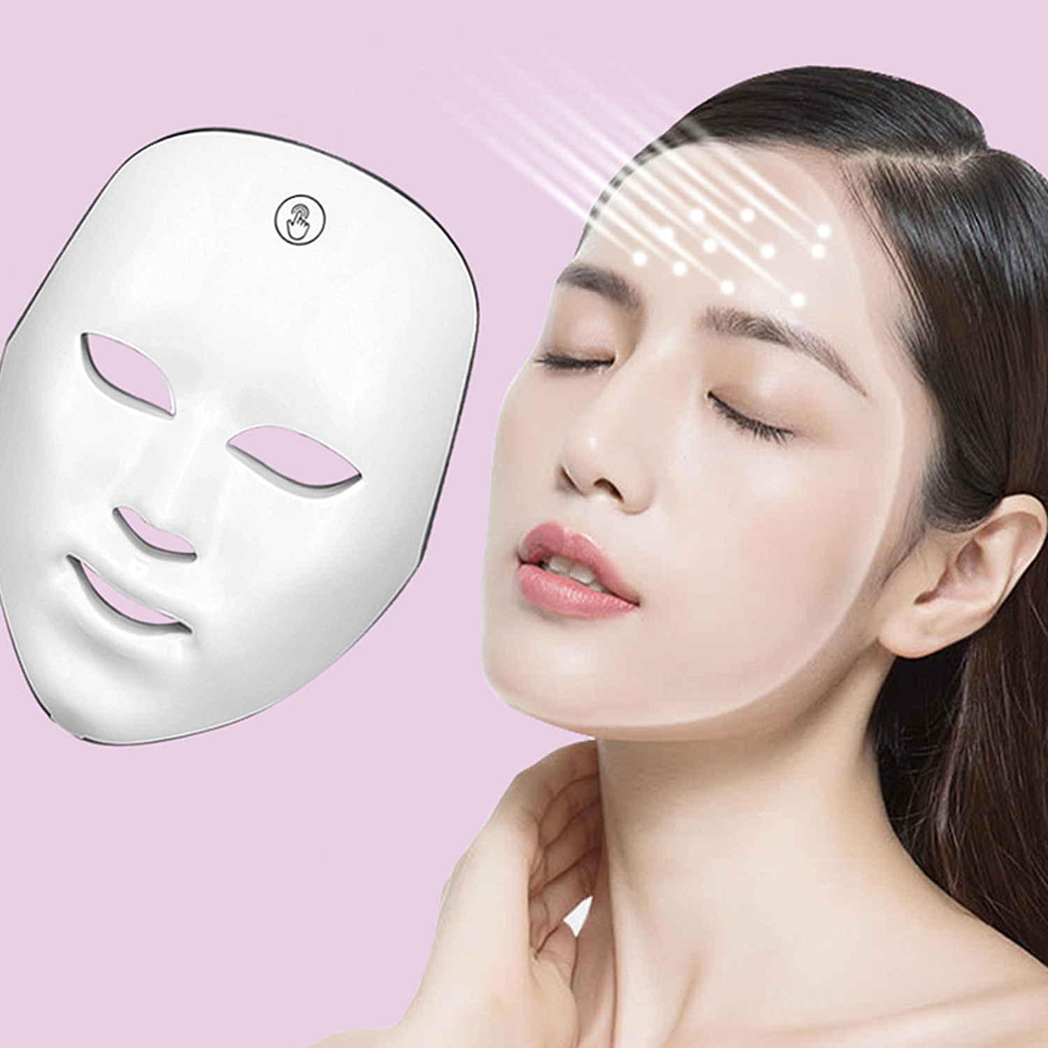 Donna con maschera facciale LED bianca, occhi chiusi, che riceve la terapia della luce su sfondo rosa.