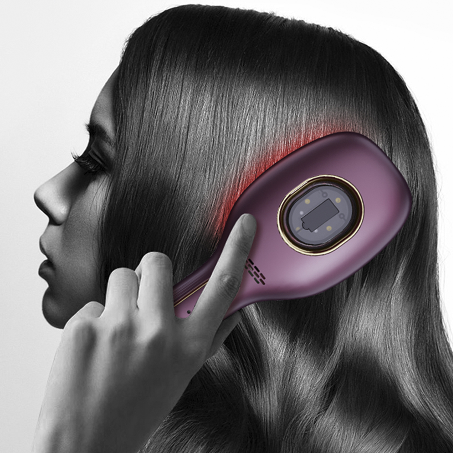 Perfil de una mujer con un dispositivo para el cuidado del cabello en la cabeza. El dispositivo es rojo.