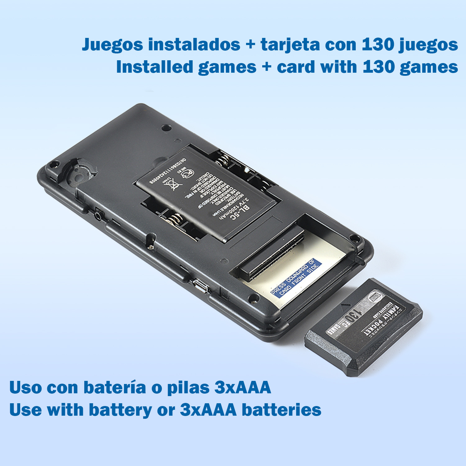 Una consola de juegos portátil negra está abierta, revelando el compartimento de la batería y una tarjeta de juego.