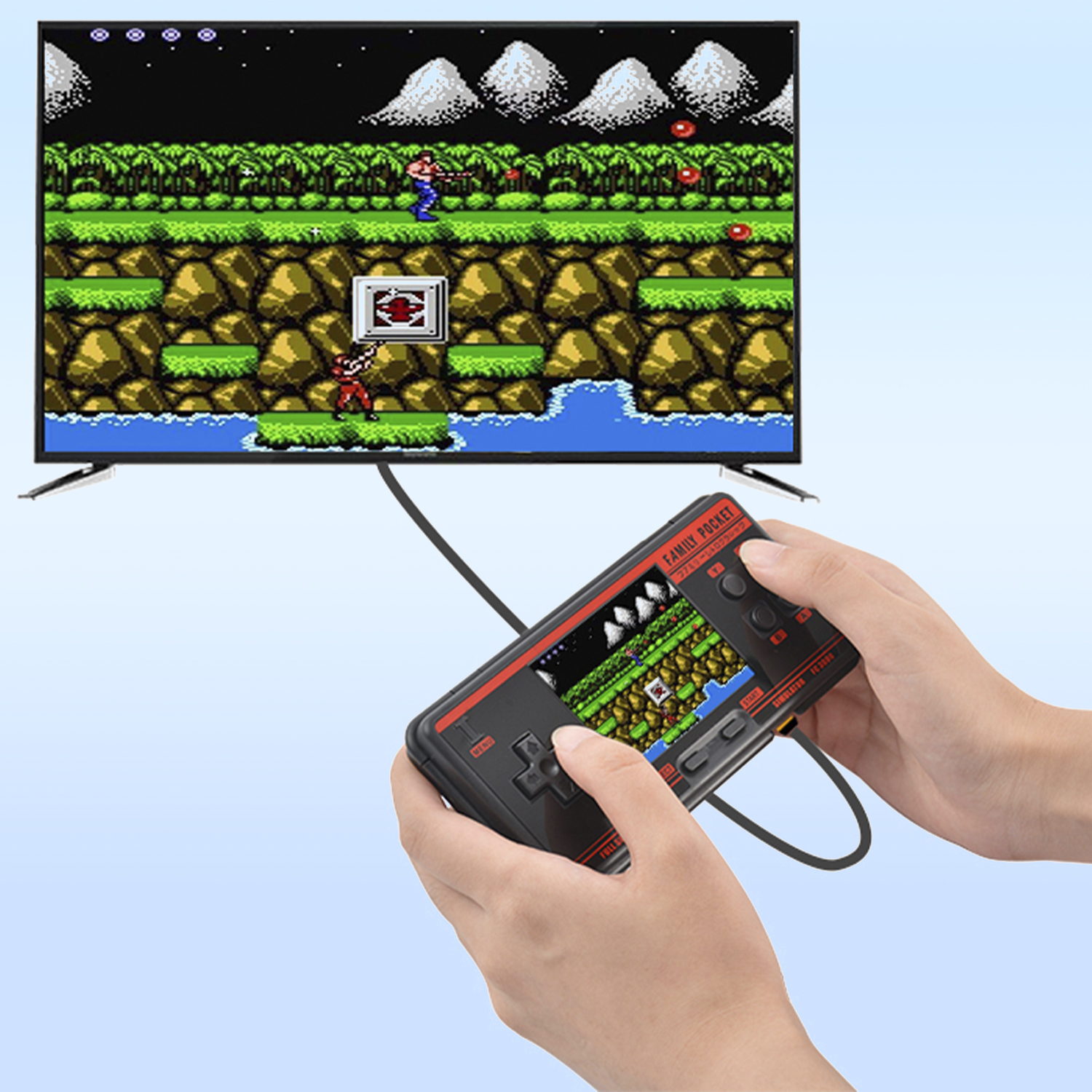 Manos de una persona sosteniendo una consola portátil retro, con un televisor en el fondo mostrando un juego.