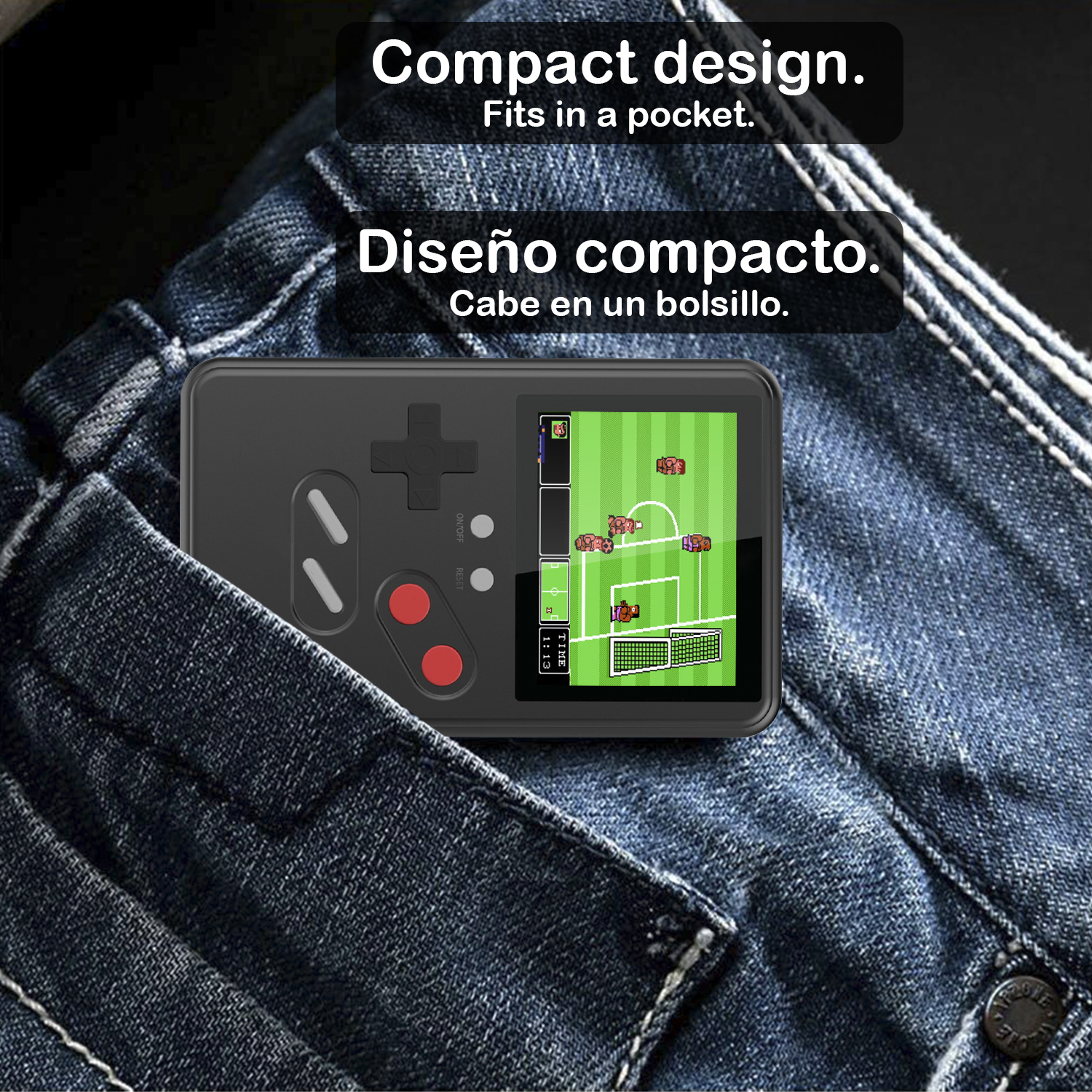 Consola de juegos portátil negra en bolsillo de jean, mostrando un juego de fútbol.