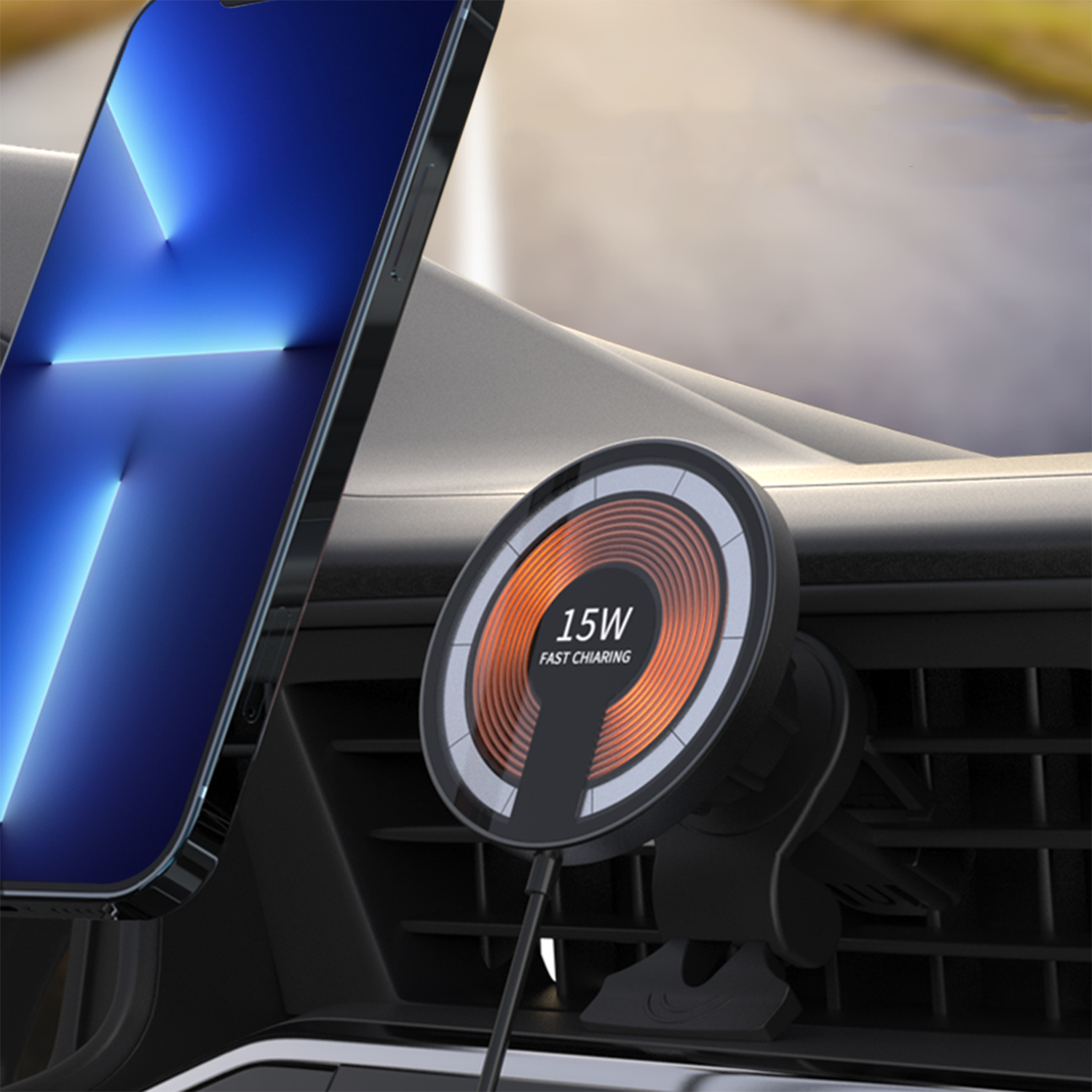 Un telefono si carica in modalità wireless su un supporto magnetico per auto nero con un'etichetta di ricarica rapida da 15 W.