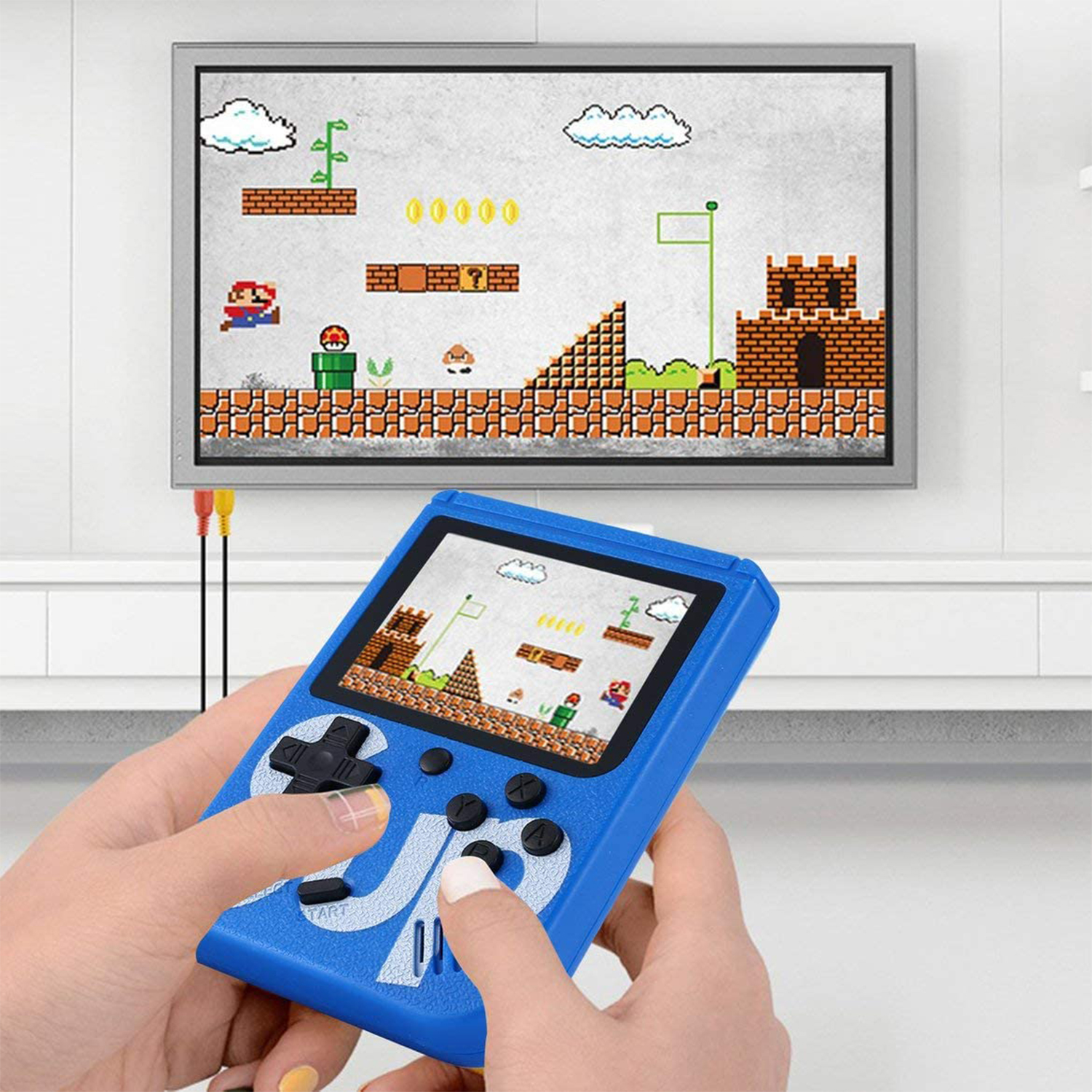 Manos sosteniendo una consola portátil azul que muestra un juego de Mario pixelado. En el fondo, un televisor con un juego de Mario.