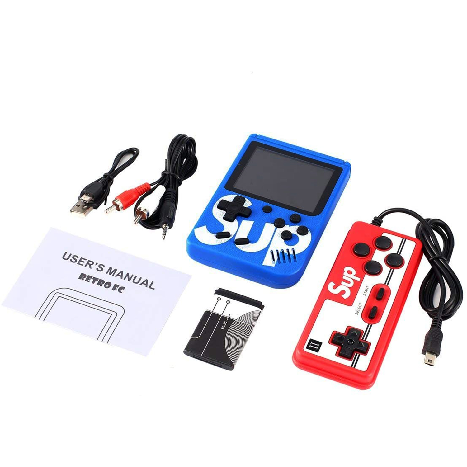 Una consola de juegos portátil azul con accesorios, incluyendo un controlador y cables, colocados sobre una superficie blanca.