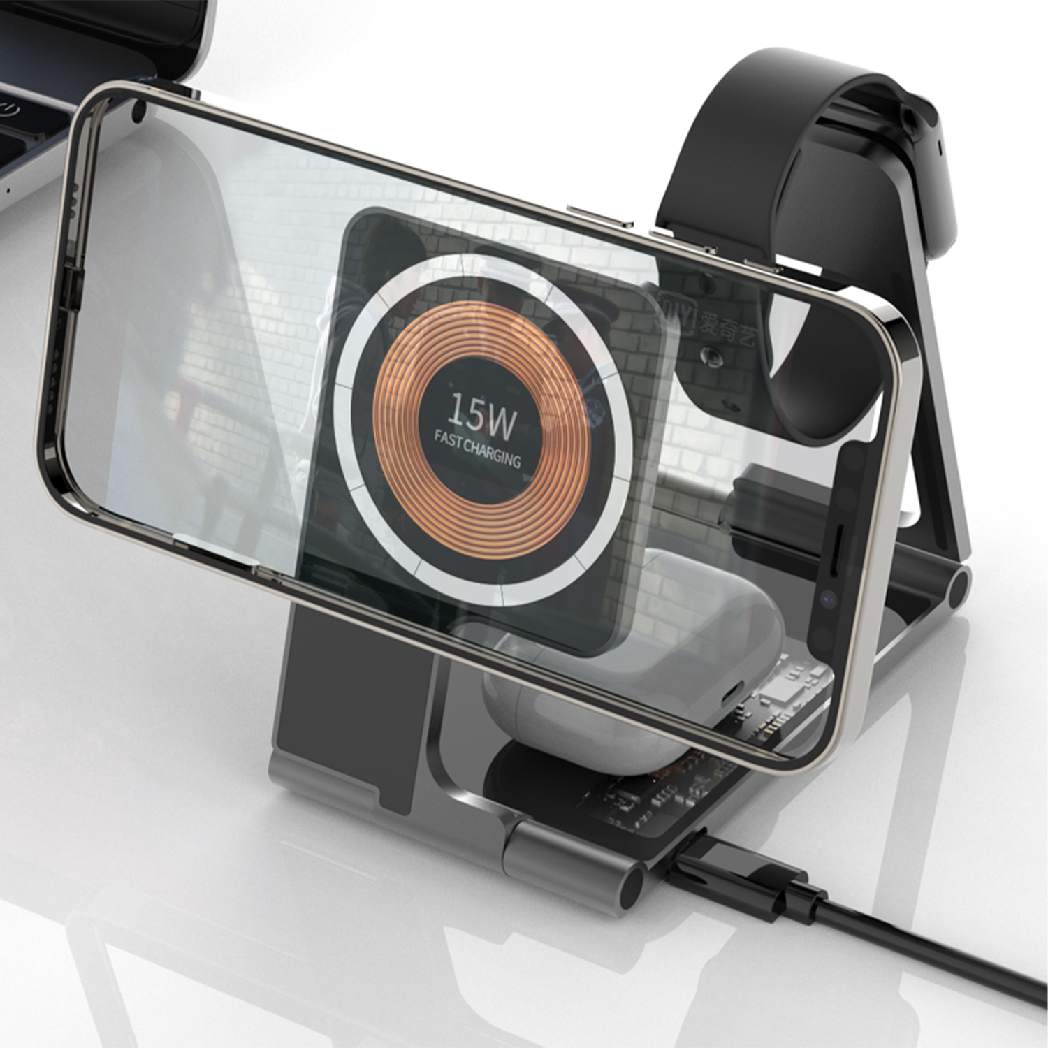 Una stazione di ricarica wireless con un telefono, auricolari e un orologio in carica sopra.