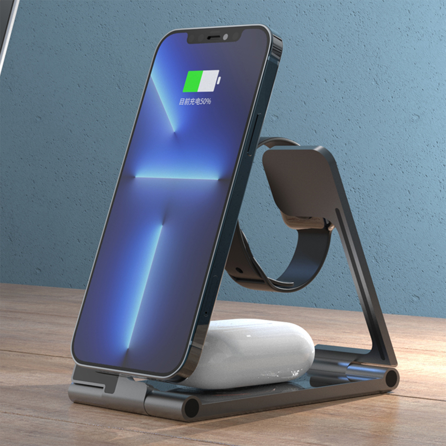Smartphone su un supporto, ricarica wireless, con Apple Watch e base di ricarica wireless.