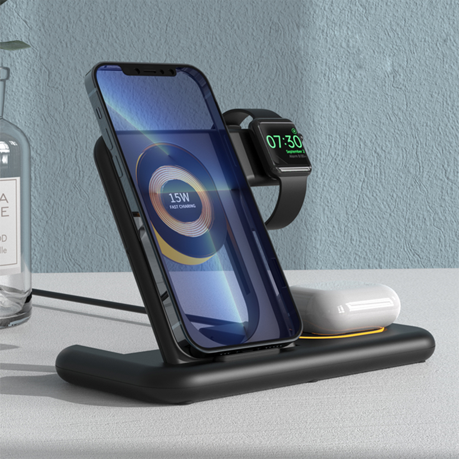 Telefono, orologio e auricolari su un supporto di ricarica. Il telefono mostra 'Ricarica rapida 15W'.