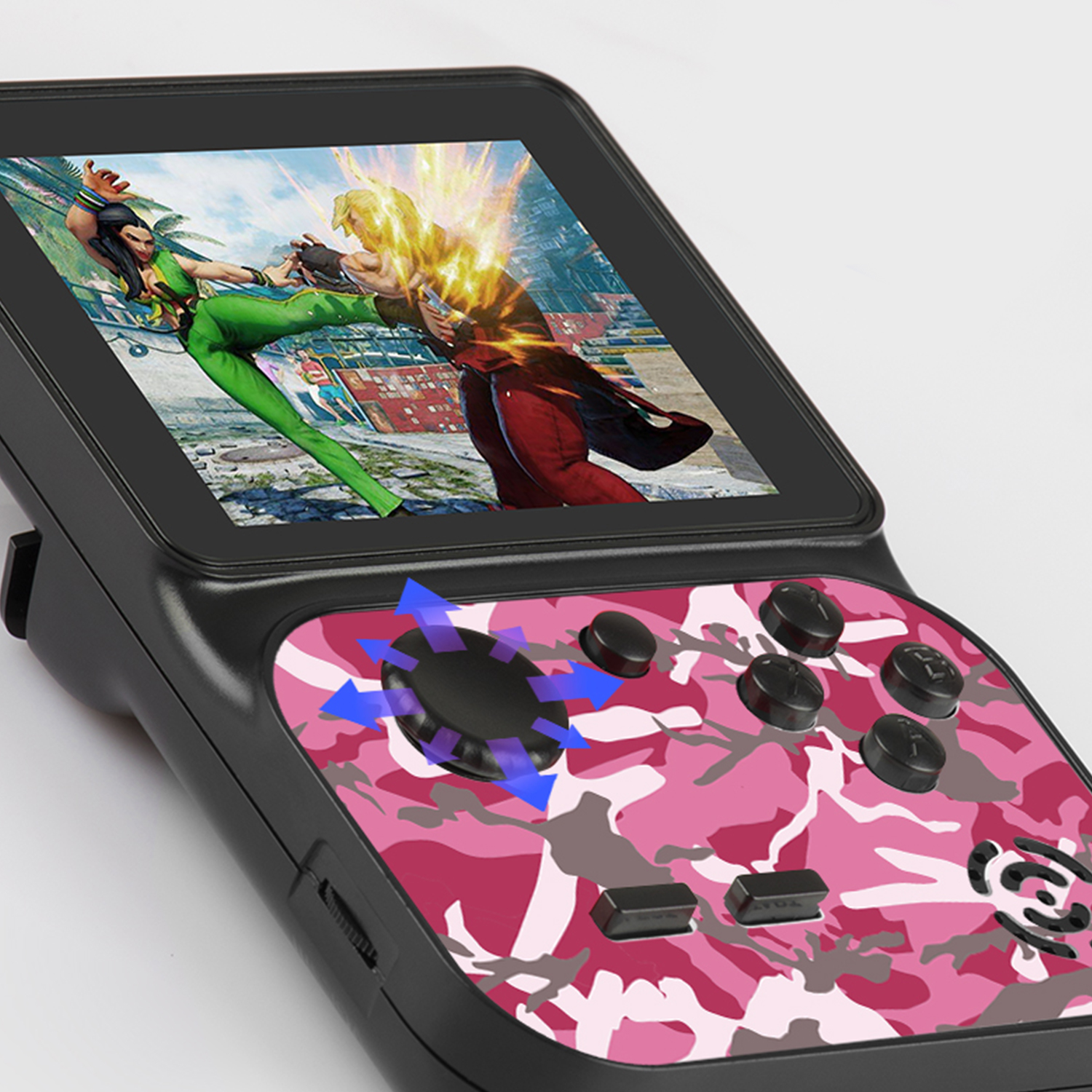 Una consola de juegos portátil con un diseño de camuflaje rosa. Se muestra un juego en la pantalla.