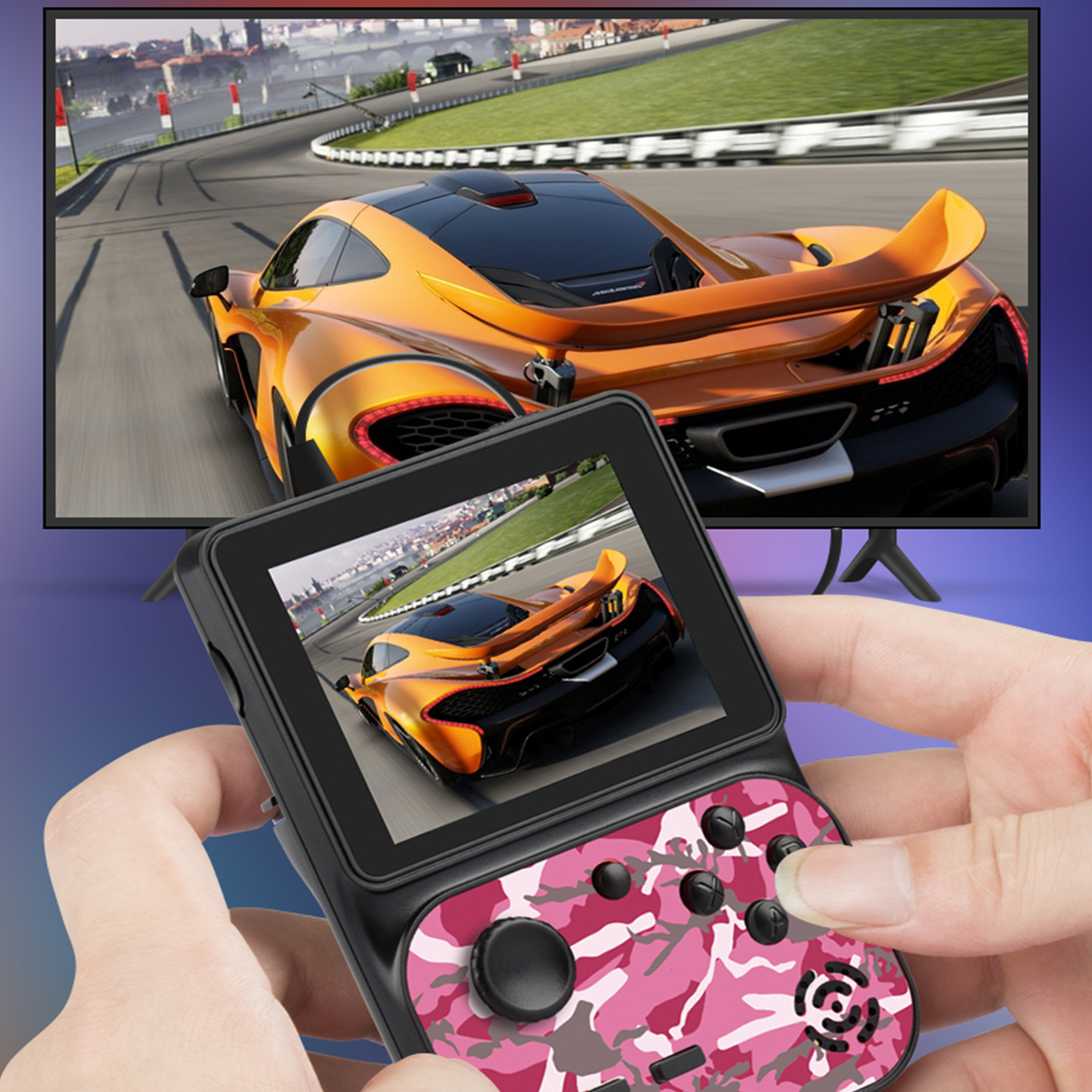 Persona sosteniendo un dispositivo de juego portátil con un juego de carreras de coches en la pantalla. Detrás hay un televisor más grande.