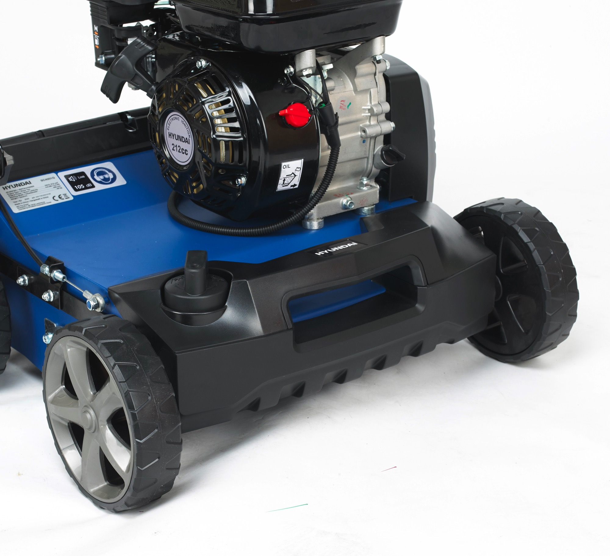 Nahaufnahme eines blauen und schwarzen Rasenmähers mit Rädern und Motordetails.