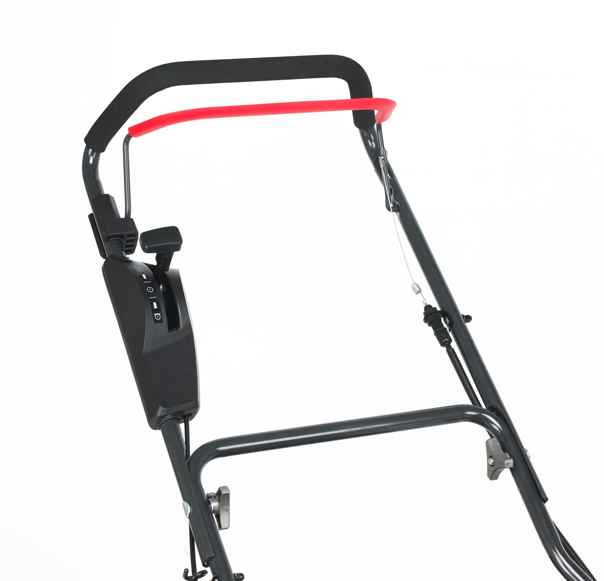 Griff eines Rasenmähers mit roter Stange und Bedienelementen. Der Griff ist dunkelgrau.