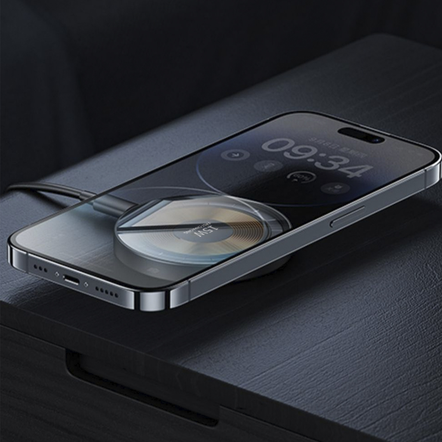 Smartphone su un pad di ricarica, con orologio, su una superficie scura.
