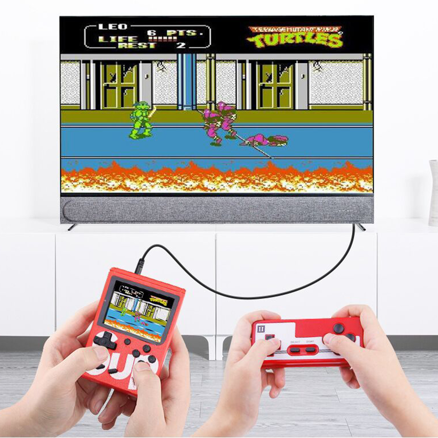 Videojuego retro en TV y consola portátil, mostrando un juego con dos personajes.